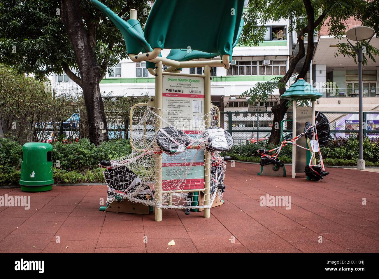 Hongkong. 03.. Februar 2022. Ein öffentliches Erholungsgebiet ist von der Nutzung ausgeschlossen. Angesichts der zunehmenden Fälle in Hongkong hat die Abteilung für Freizeit- und Kulturdienste alle Spielplätze, Freizeiteinrichtungen, Grillplätze, Campingplätze geschlossen und sie haben begrenzte Sitzplätze an allen öffentlichen Plätzen, um Versammlungen zu reduzieren. (Foto von Ben Marans/SOPA Images/Sipa USA) Quelle: SIPA USA/Alamy Live News Stockfoto