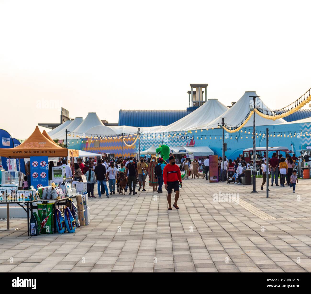 Dubai, VAE - 02.27.2022 - Tierfestival in Souq al Marfa auf den Deira-Inseln Stockfoto