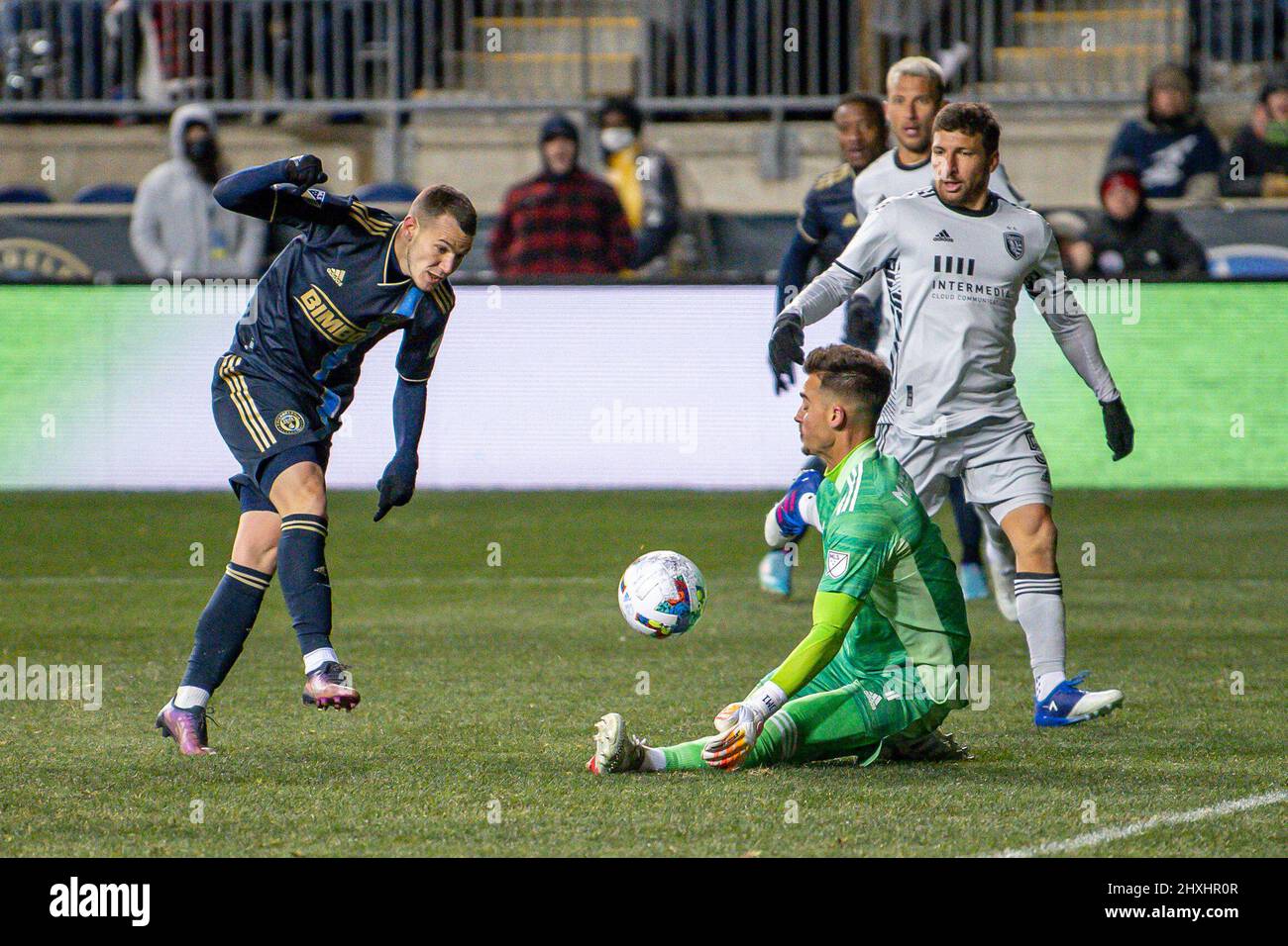 Torhüter JT Marcinkowski erzielt einen Sieg gegen Mittelfeldspieler Daniel Gazdag, als die Philadelphia Union die San Jose Erdbeben in einem Major League Soccer MLS Profi-Fußballspiel mit 2:0 besiegt Stockfoto