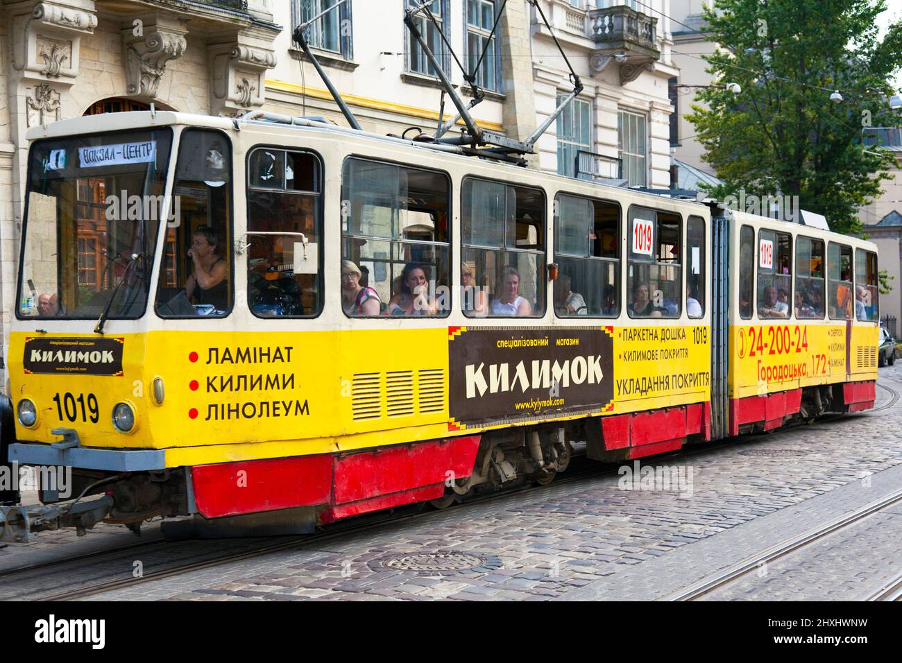 Stadtzentrum Straßenbahn und Fahrgäste, L'viv, Ukraine Stockfoto