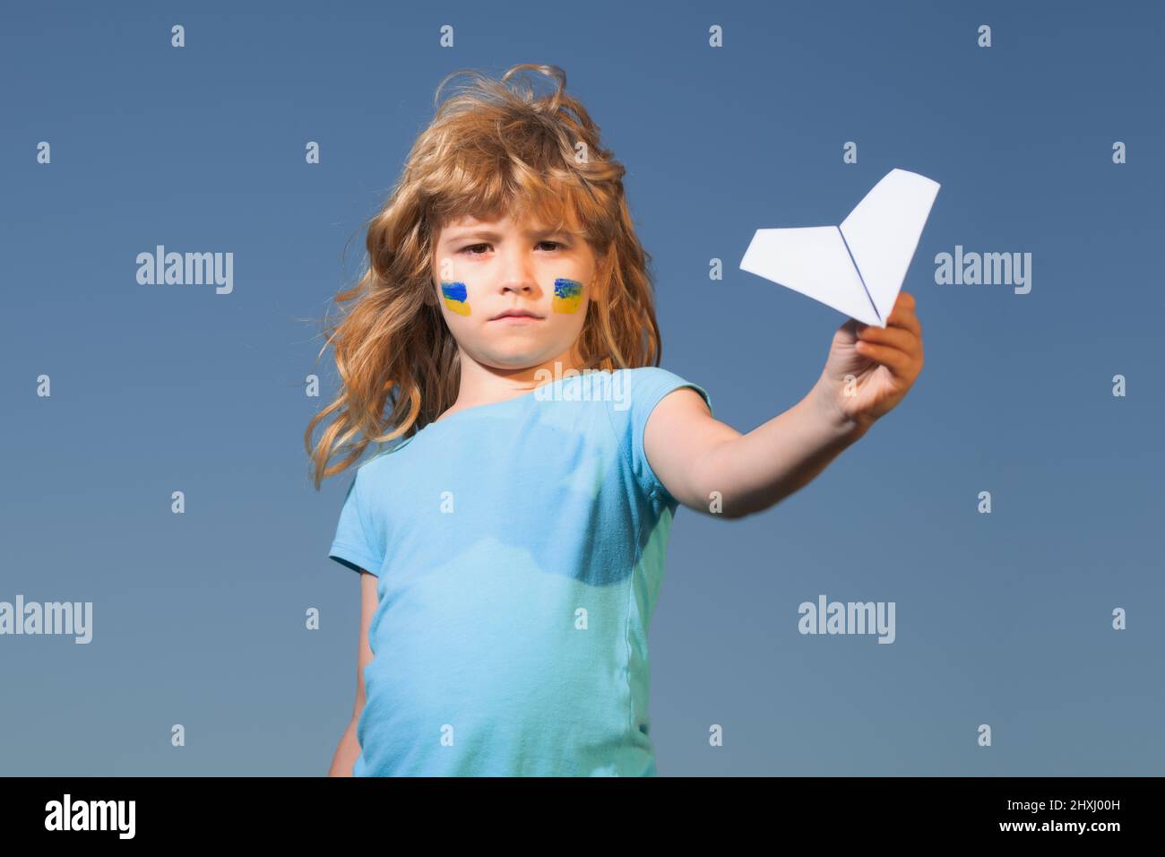 Schließen Sie den Himmel über der Ukraine Banner. Keine Flugzone über der Ukraine. Ukraine Flagge auf Kinder Wange. Stockfoto