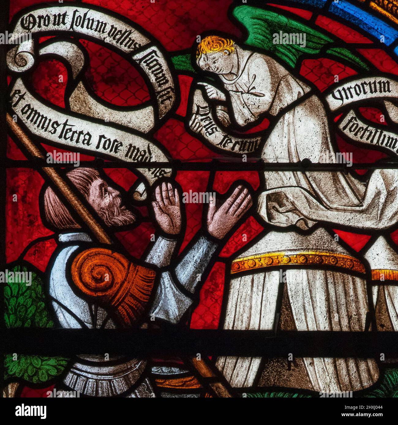 Ein Engelsbote mit goldenen Haaren und grünen Flügeln versichert dem gepanzerten israelitischen Führer Gideon die Unterstützung Gottes in seinem bewaffneten Kampf gegen die Midianiter: 1512 wurde das Fenster „Baum von Jesse“ von den Glasmalern von Troyes im Église Saint-Rémi, der Pfarrkirche in Ceffonds, Haute-Marne, Grand Est, Frankreich, installiert. Stockfoto