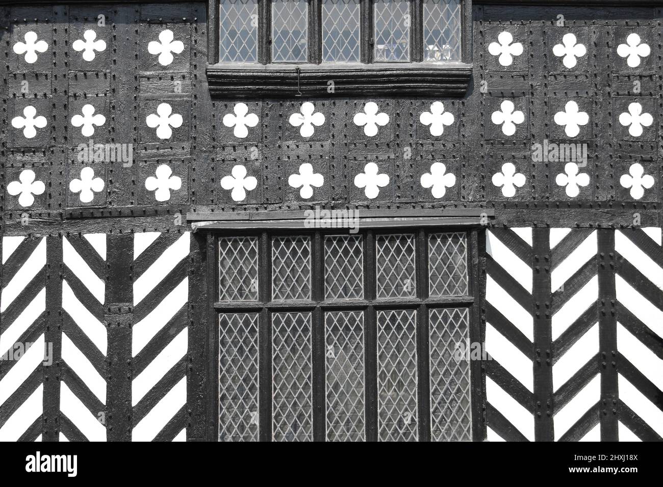 Schwarz-Weiß-Tudor-Architekturdetail Stockfoto