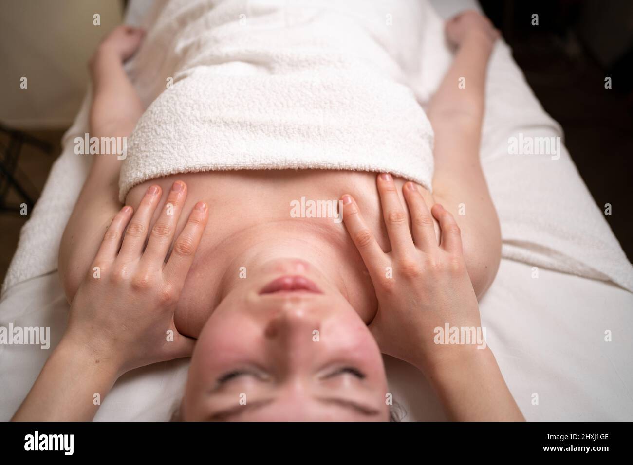Junge Frau, die eine Massage im Spa erhält. Eine Patientin wird von einem Ergotherapeuten behandelt. Stockfoto