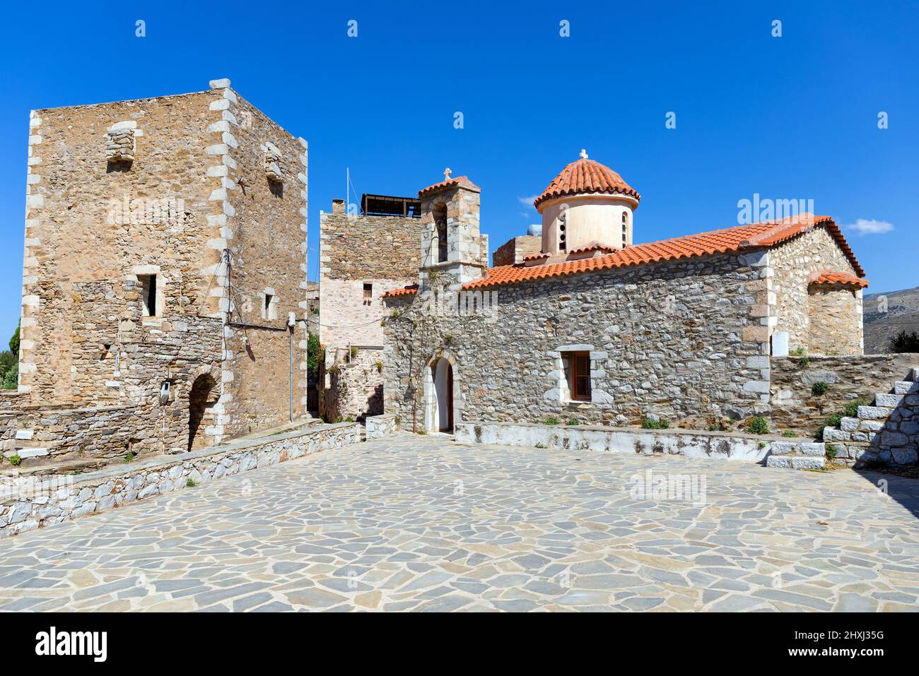 St. Spyridon und Dorfplatz, Vatheia Dorf, Mani, Lakonien, Griechenland. Stockfoto