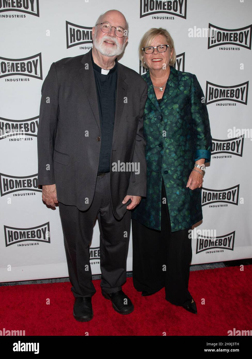 12. März 2022, Los Angeles, Kalifornien, USA: Vater Gregory Boyle und Gast nehmen an der Homeboy Industries Lo MÃ¡ximo Awards and Fundraising Gala 2022 Teil. (Bild: © Billy Bennight/ZUMA Press Wire) Stockfoto