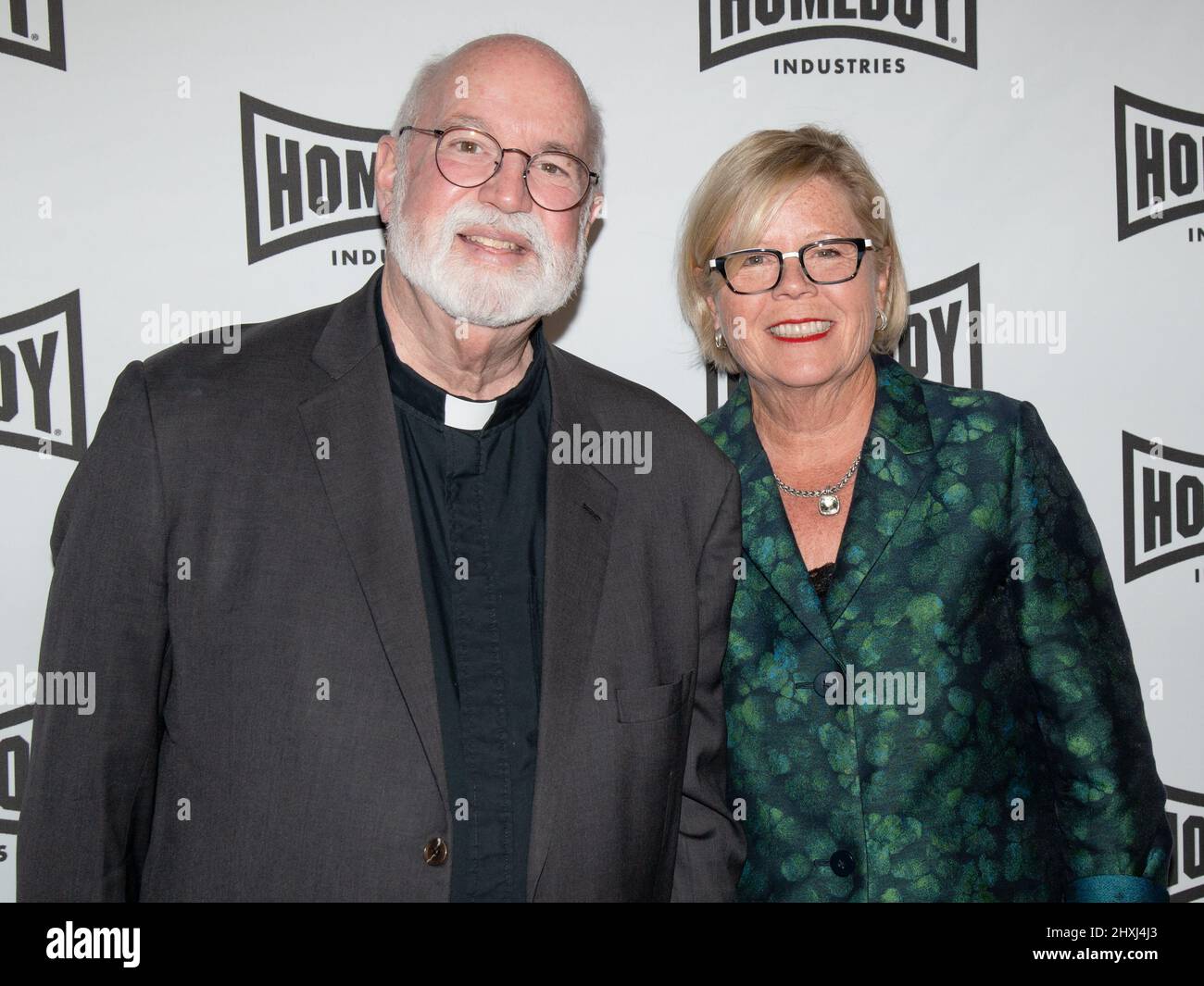 12. März 2022, Los Angeles, Kalifornien, USA: Vater Gregory Boyle und Gast nehmen an der Homeboy Industries Lo MÃ¡ximo Awards and Fundraising Gala 2022 Teil. (Bild: © Billy Bennight/ZUMA Press Wire) Stockfoto
