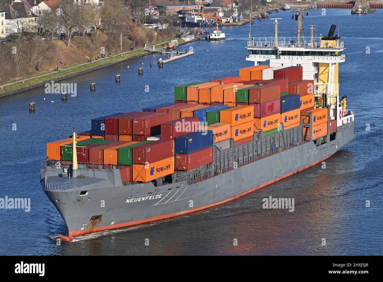 Containerschiff NEUENFELDE am Nord-Ostsee-Kanal vorbei Stockfoto