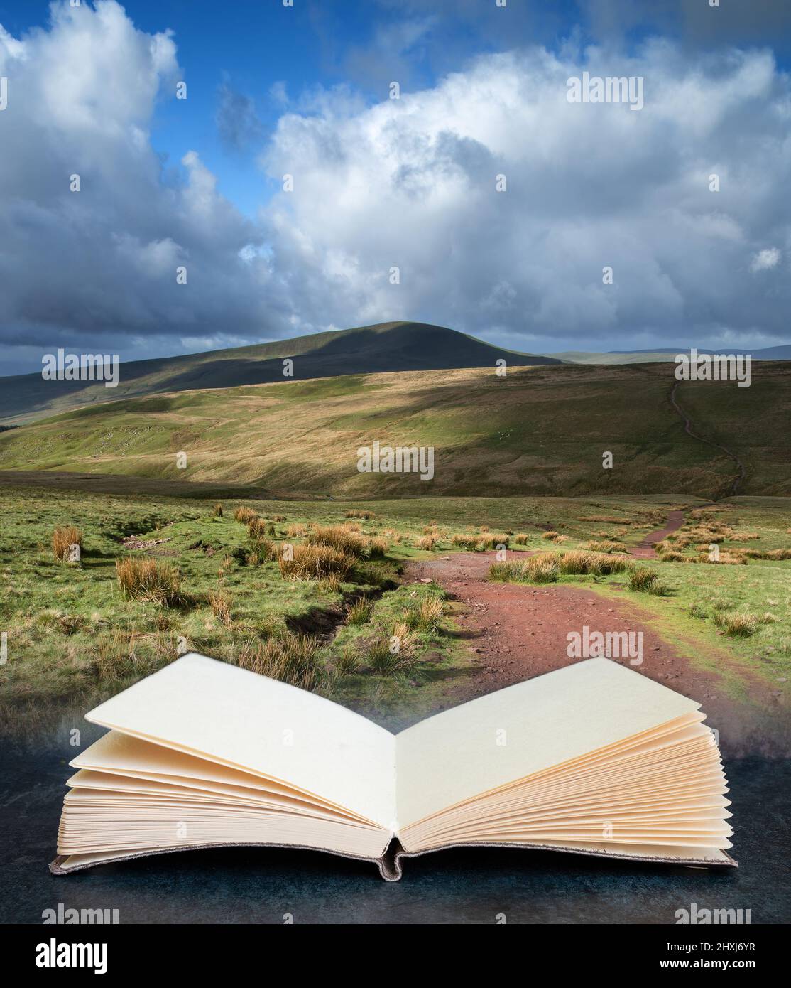 Digitale Composite-Bild der schönen Landschaft des Brecon Beacons National Park mit dramatischen Himmel in Seiten des imaginären offenen Lesebuch Stockfoto