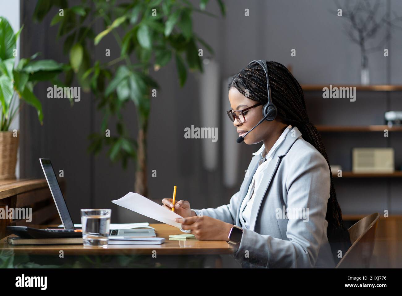 Schwarze Frau CEO Executive diskutiert Projektergebnisse mit dem Team während der wöchentlichen Online-Meeting Stockfoto