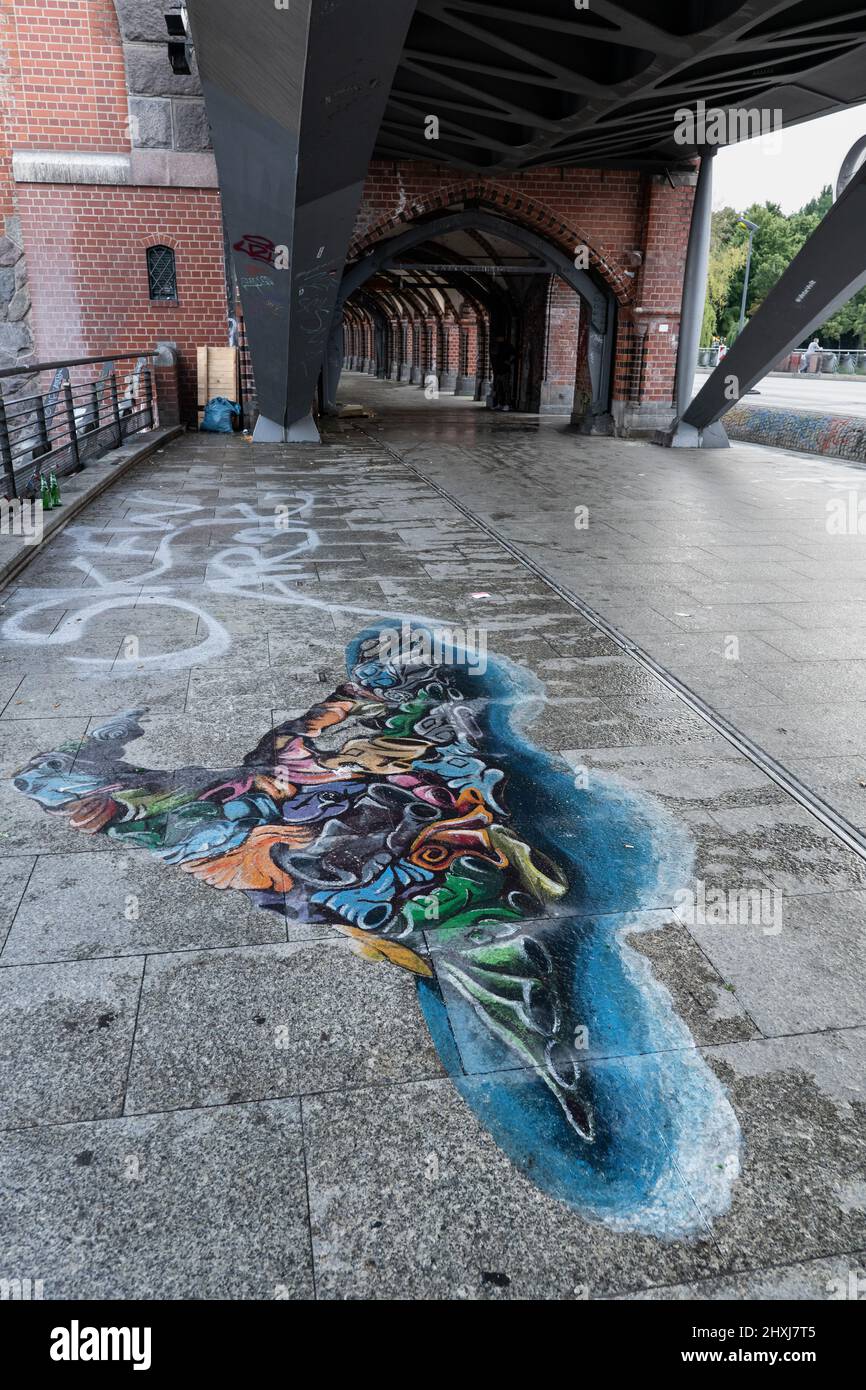 Wandbild auf einem Bürgersteig der Oberbaumbrücke an der Spree in Berlin. Stockfoto