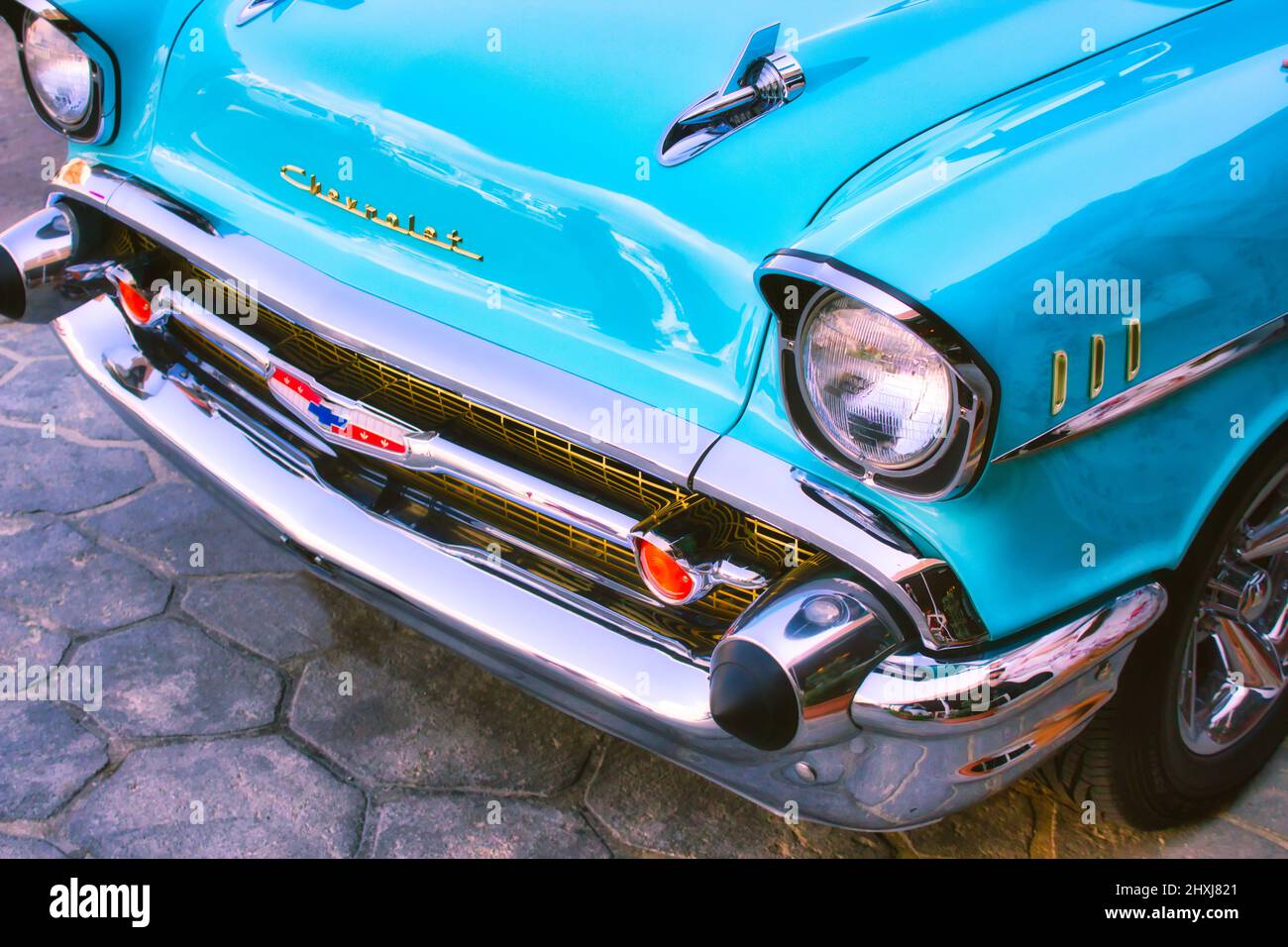 Nahaufnahme der Vorderseite eines aquamarinblauen Chevrolet 1957 150 mit Schussstoßstangen Stockfoto