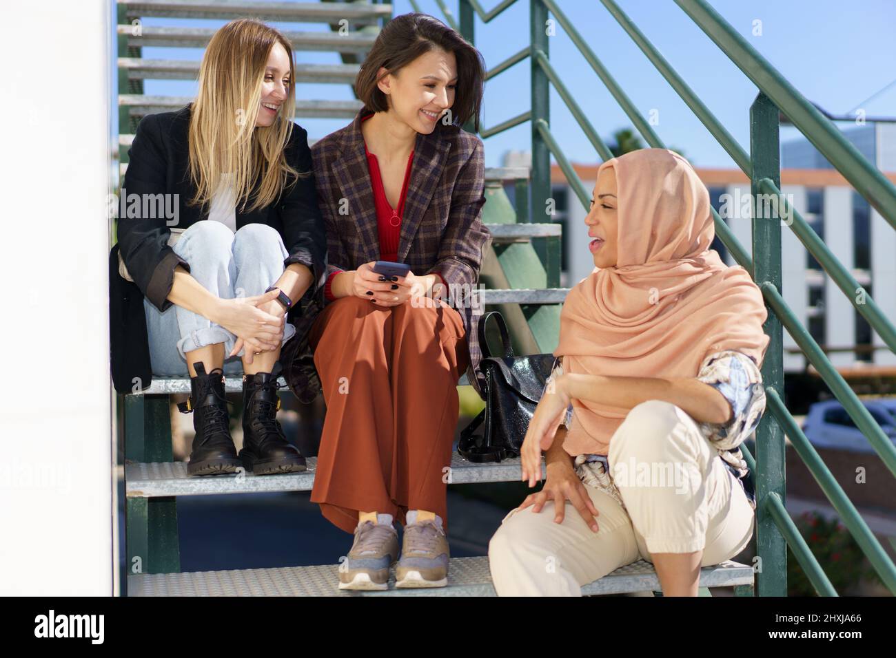 Ab Wann Kann Raj Mit Frauen Reden Frauen reden -Fotos und -Bildmaterial in hoher Auflösung – Alamy