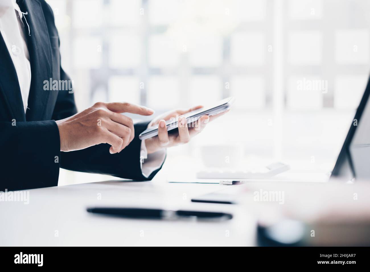 Eine Geschäftsfrau vervollständigt KYC mithilfe eines Online-Banking-Programms, um ein digitales Sparkonto zu eröffnen. Die Definition von Cyber-Sicherheit. Stockfoto