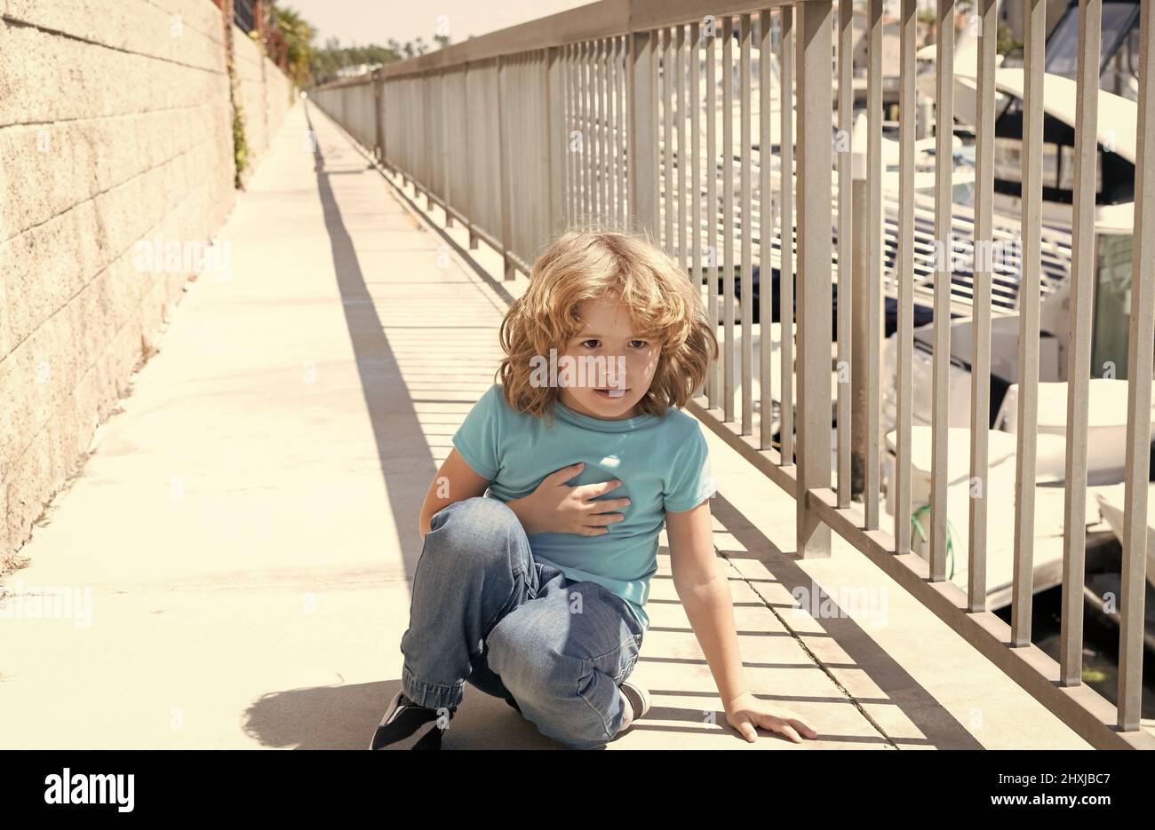 Pause für Atemzug. Junge entspannen sich auf der Promenade. Junge Kind kurze Pause Stockfoto