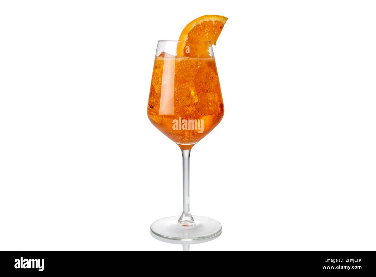 Alkoholische Aperol Spritz Cocktail isoliert auf Weiss mit Freistellungspfad Stockfoto
