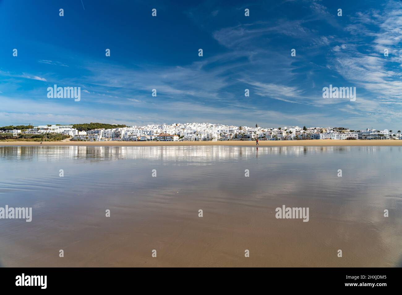 Die Stadtansicht von Conil spiegelt sich am Strand Playa De Los Bateles, Conil de la Frontera, Costa de la Luz, Andalusien, Spanien | Conil cityscap Stockfoto