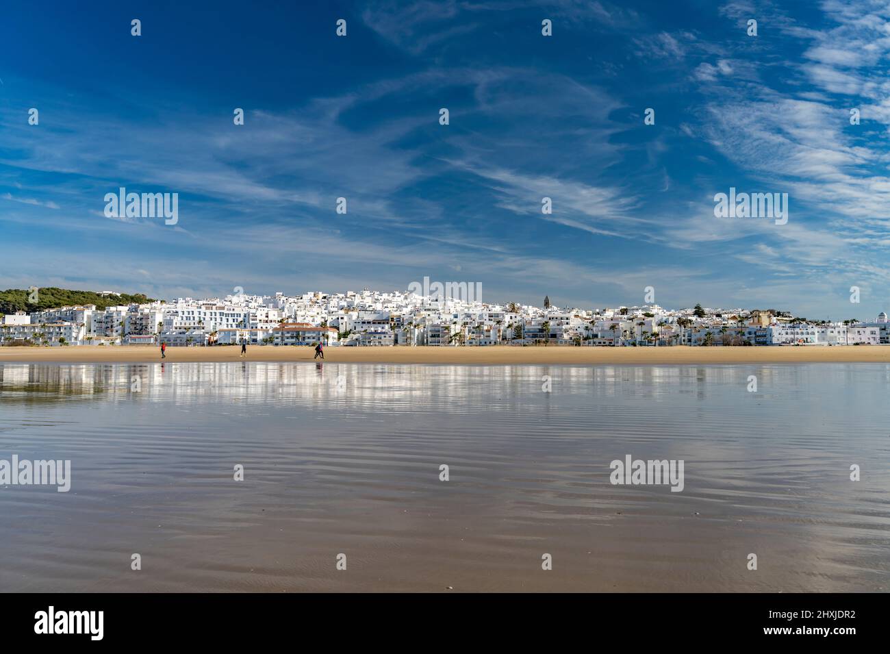 Die Stadtansicht von Conil spiegelt sich am Strand Playa De Los Bateles, Conil de la Frontera, Costa de la Luz, Andalusien, Spanien | Conil cityscap Stockfoto