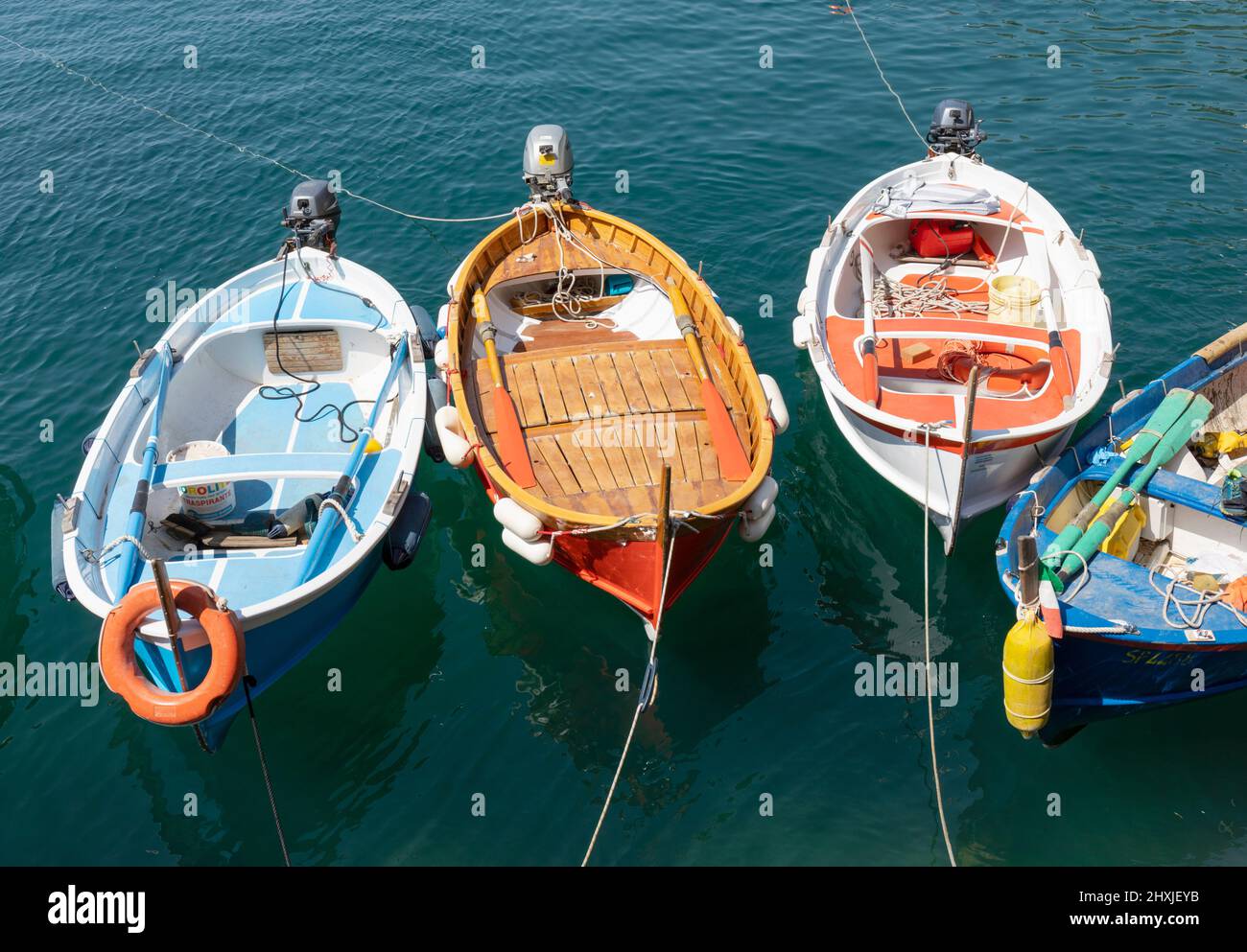 Fischerboote, Manarola, Cinque Terre, Provinz La Spezia, Italien. Stockfoto