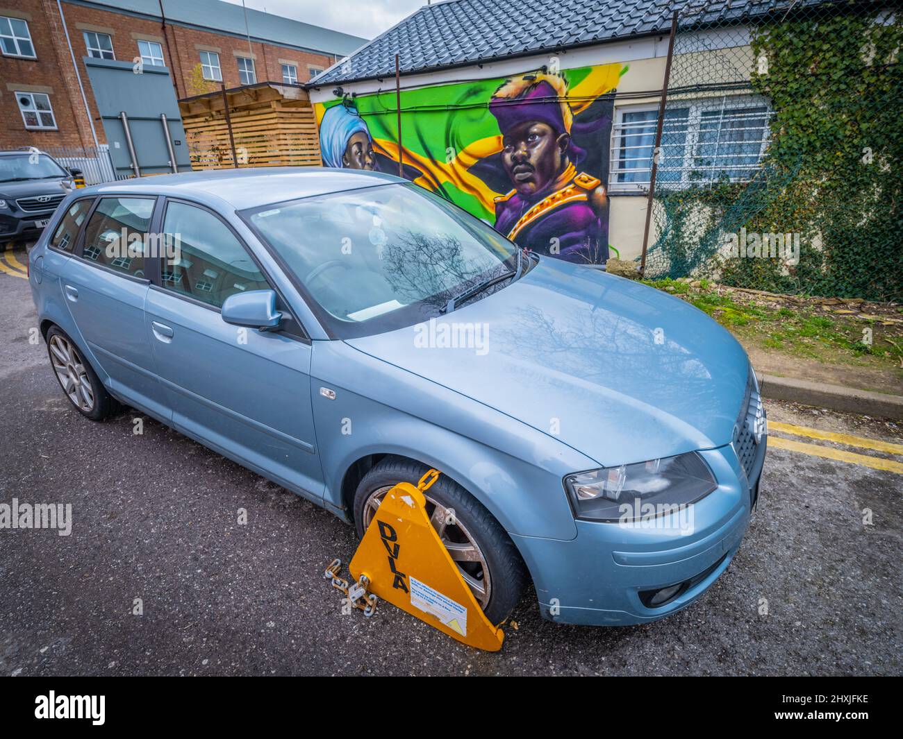 Ein Auto wird geklemmt, da keine Kfz-Steuer erhoben wird. Stockfoto