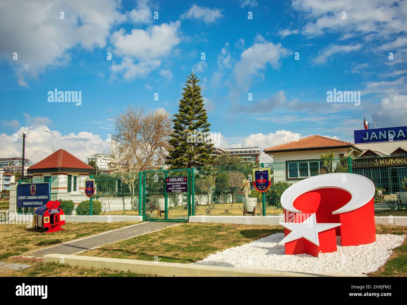 Blick auf die Straße des Gebäudes der örtlichen Polizeibehörde in der Resortstadt in der Südtürkei. Stockfoto