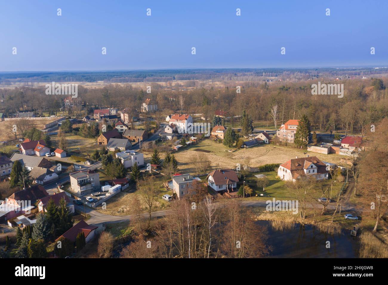Aus einer großen Höhe, ein Panorama einer kleinen Provinzstadt mit einer Drohne. Stockfoto