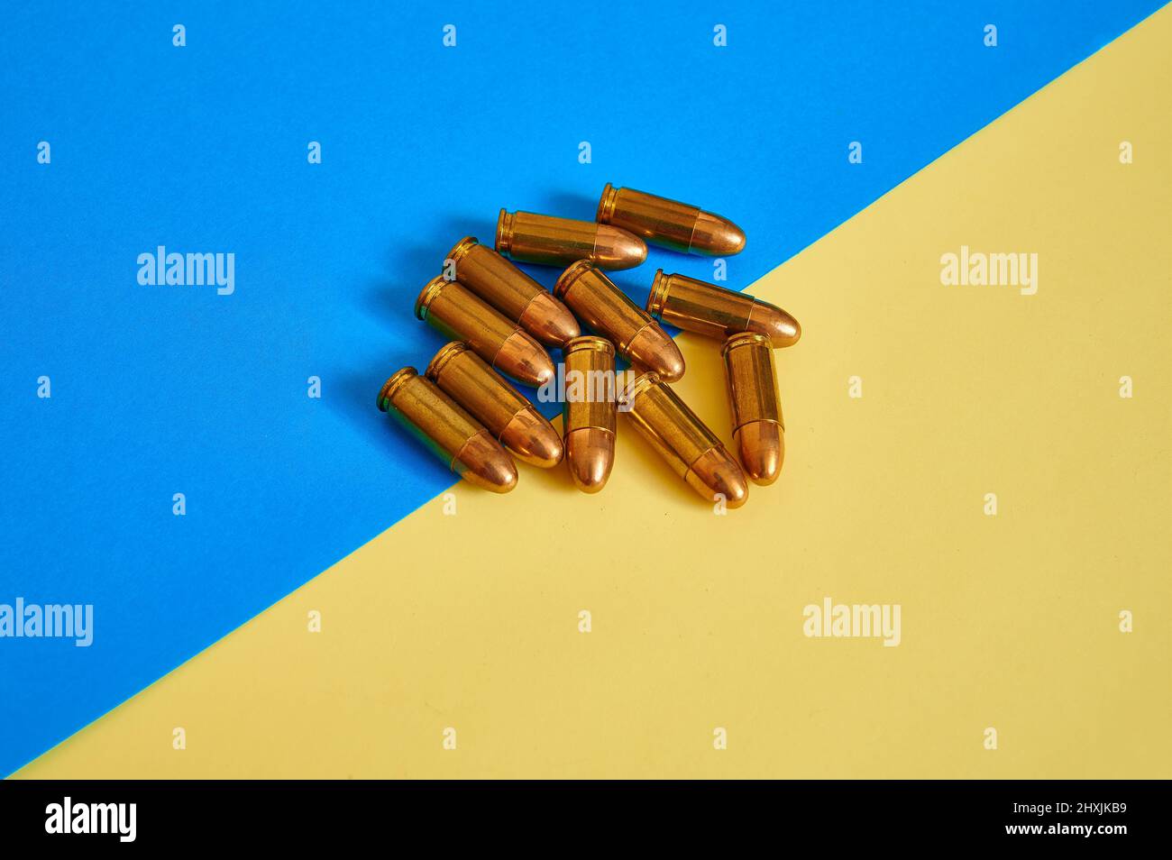 Kugeln in den Farben der ukrainischen Flagge Stockfoto