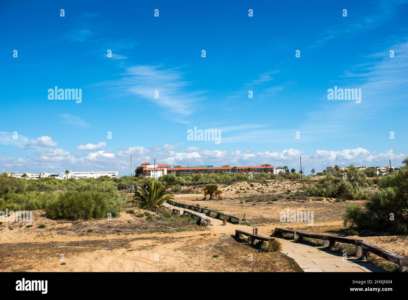 Blick vom Playa de la Gaviota auf das Hotel Ocidental Isla Cristina Stockfoto