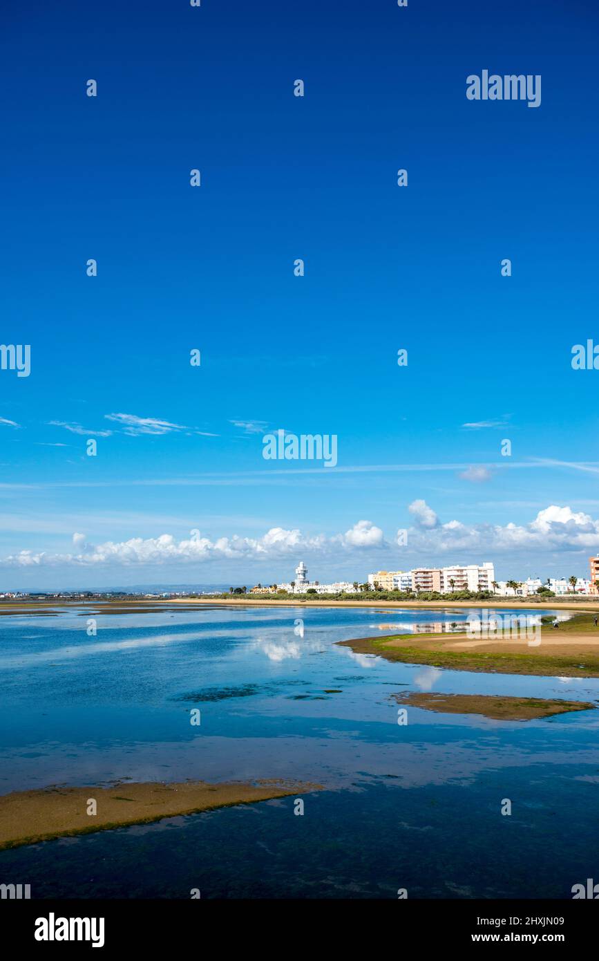 Punta del Caimán Strand mit Blick auf Isla Cristina im Hintergrund Stockfoto