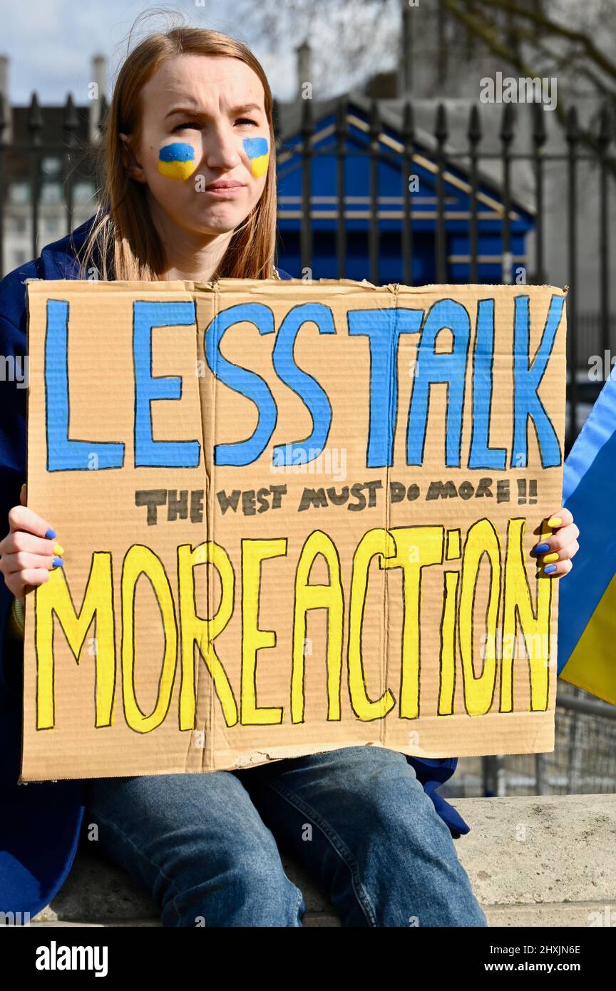 Halten Sie an der Ukraine Rally, gegenüber der Downing Street, Westminster, London, fest. VEREINIGTES KÖNIGREICH Stockfoto