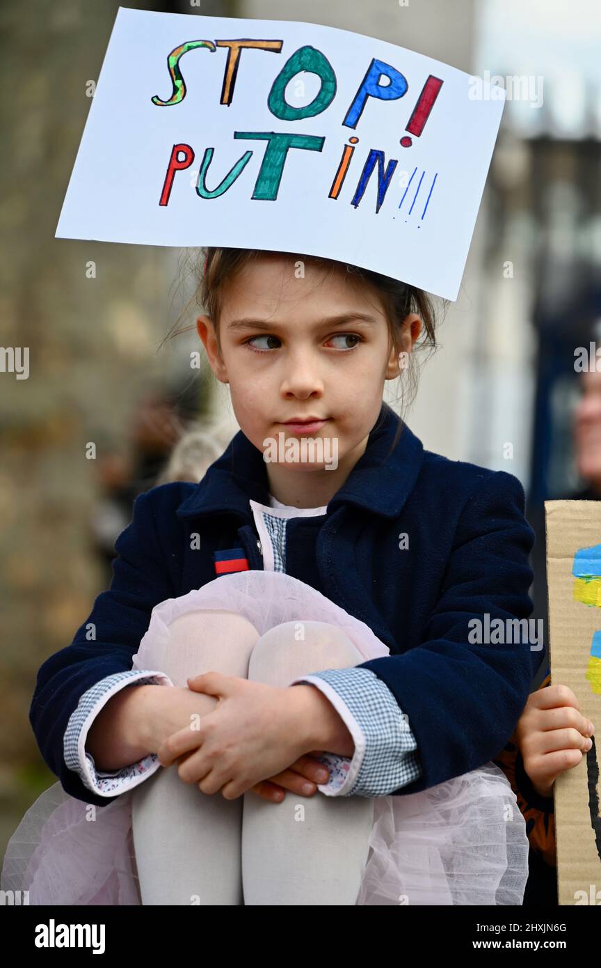 Halten Sie an der Ukraine Rally, gegenüber der Downing Street, Westminster, London, fest. VEREINIGTES KÖNIGREICH Stockfoto