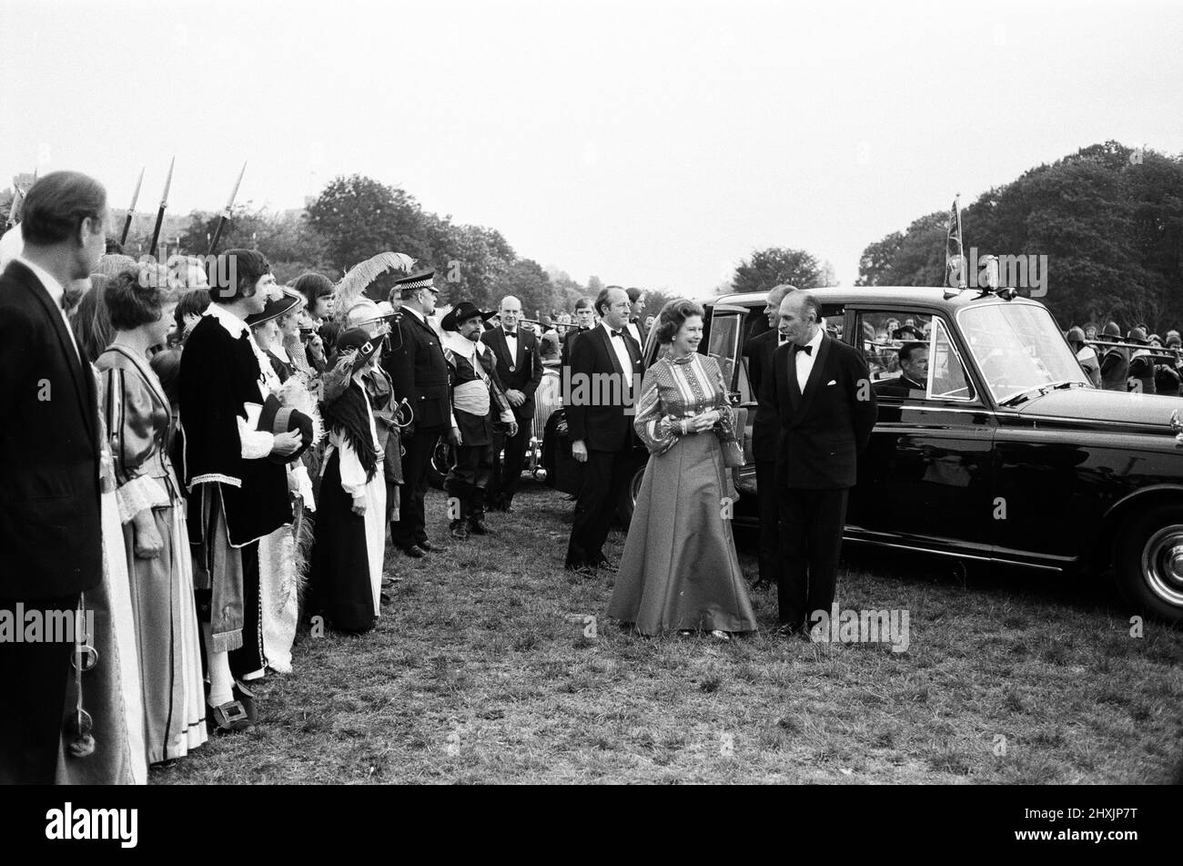 Königin Elizabeth II. Kommt zur Royal Windsor Big Top Show, die im Billy Smart Big Top im Home Park, Windsor, zur Unterstützung des Silver Jubilee Appeal der Queen stattfindet. 28. Mai 1977. Stockfoto