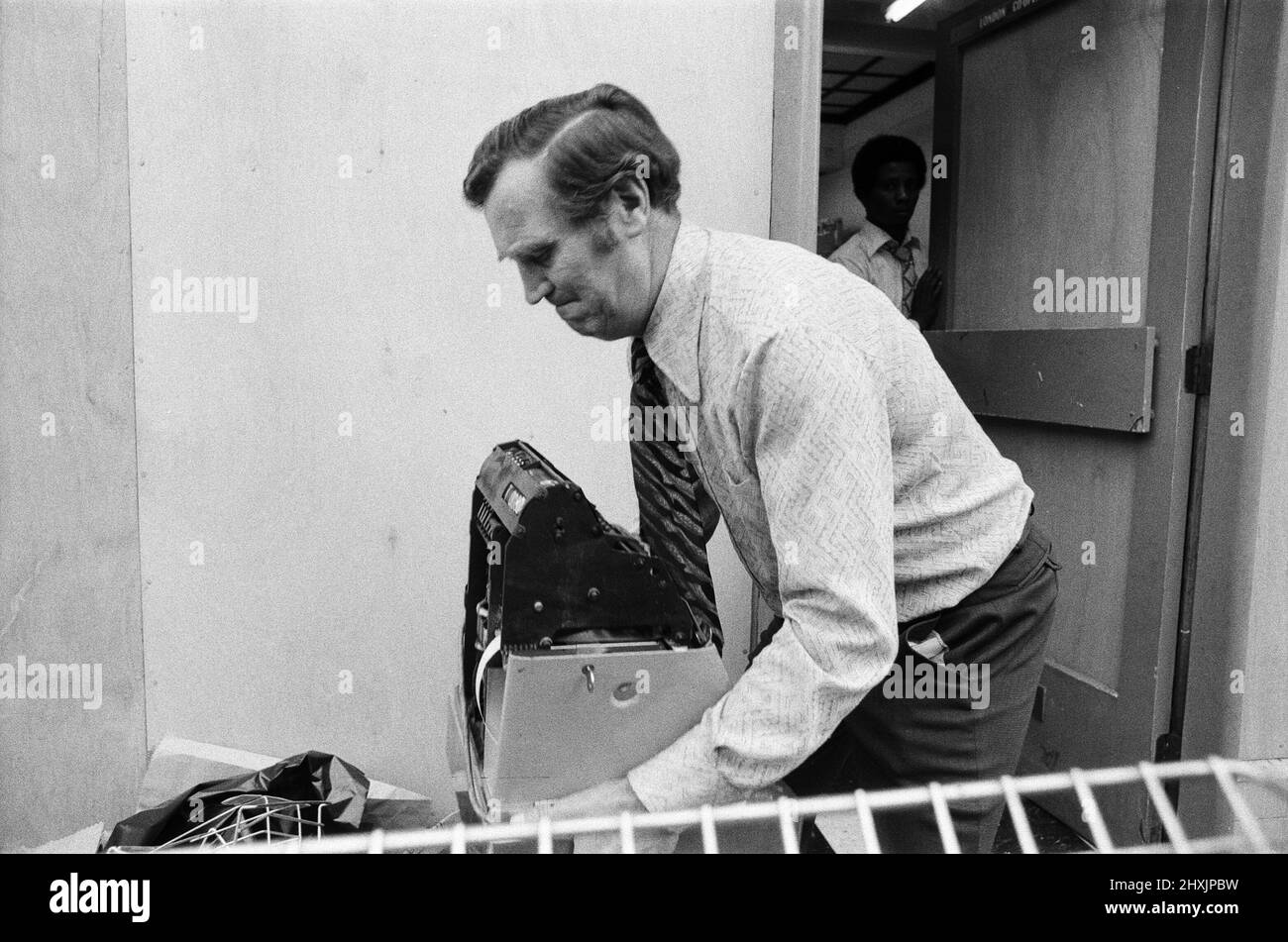 Die Säuberung begann in den Straßen von Notting Hill nach den Unruhen am montagabend nach dem Karneval. Kaputte Registrierkasse aus der Co-Op. 31.. August 1976. Stockfoto