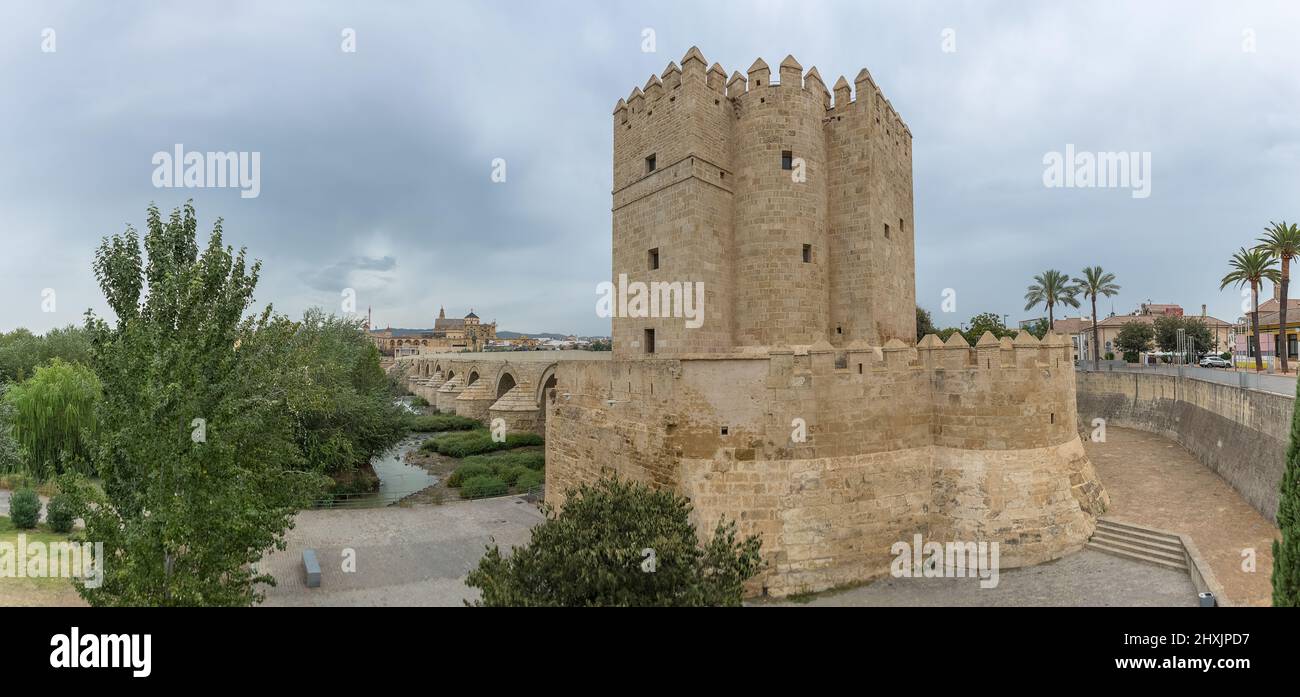 Cordoba Spanien - 09 13 2021: Blick auf den Turm von Calahorra, Torre de la Calahorra, islamischer Ursprung, ein befestigtes Tor, römische Brücke und Guadalquivir-Fluss, Stockfoto