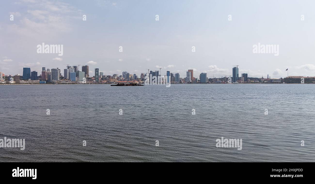 Luanda Angola - 10 13 2021: Blick auf die Innenstadt von Luanda, moderne Wolkenkratzer, Bucht, Hafen von Luanda, marginale und zentrale Gebäude, Bucht w Stockfoto