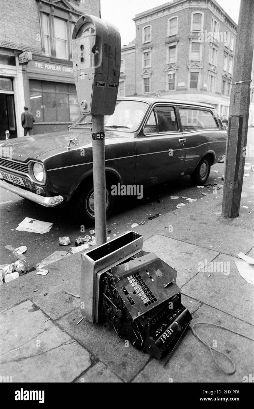 Die Säuberung begann in den Straßen von Notting Hill nach den Unruhen am montagabend nach dem Karneval. Zertrümmerte die Kasse des Co-Op-Stores. 31.. August 1976. Stockfoto