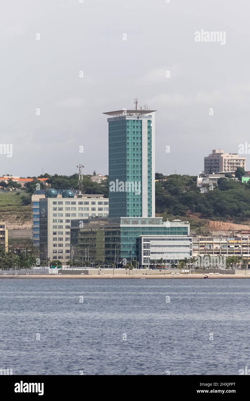 Luanda Angola - 10 13 2021: Luanda Blick auf die Innenstadt, moderne Wolkenkratzer, Bucht, marginale und zentrale Gebäude, President Hotel, an Internat Stockfoto