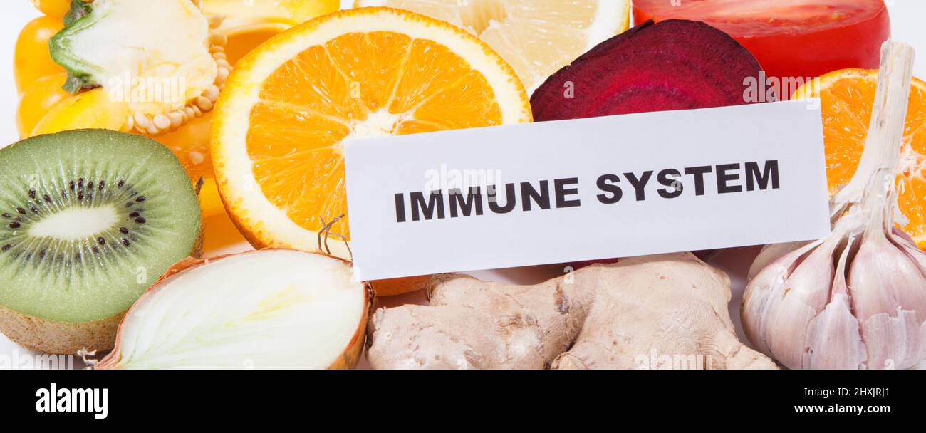 Inschrift Immunsystem, frische reife gesunde Früchte und Gemüse mit natürlichen Vitaminen. Immunverstärkungen in Zeiten von Covid-19 Stockfoto