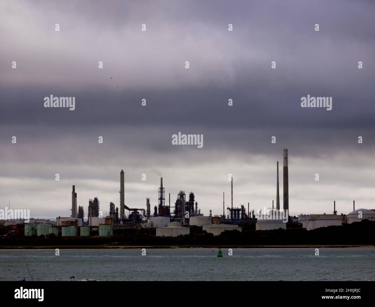 Fawley Ölraffinerie, Hampshire, von der anderen Seite des Southampton Water aus gesehen. Stockfoto