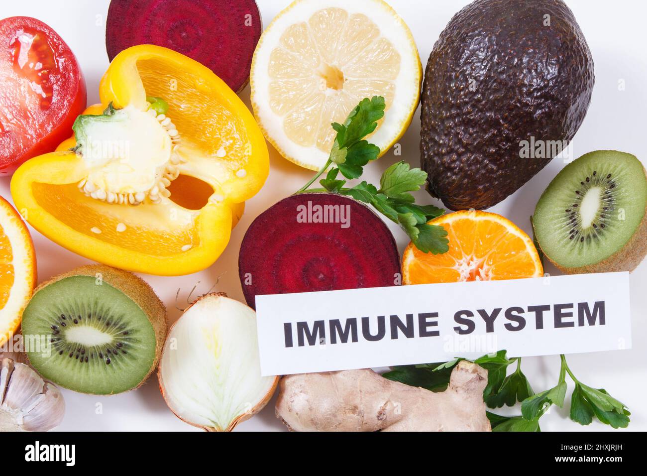 Inschrift Immunsystem und frische reife Früchte mit Gemüse. Quelle natürliche gesunde Vitamine und Mineralstoffe. Wohltuende Ernährung in Zeiten von Covid-19 Stockfoto