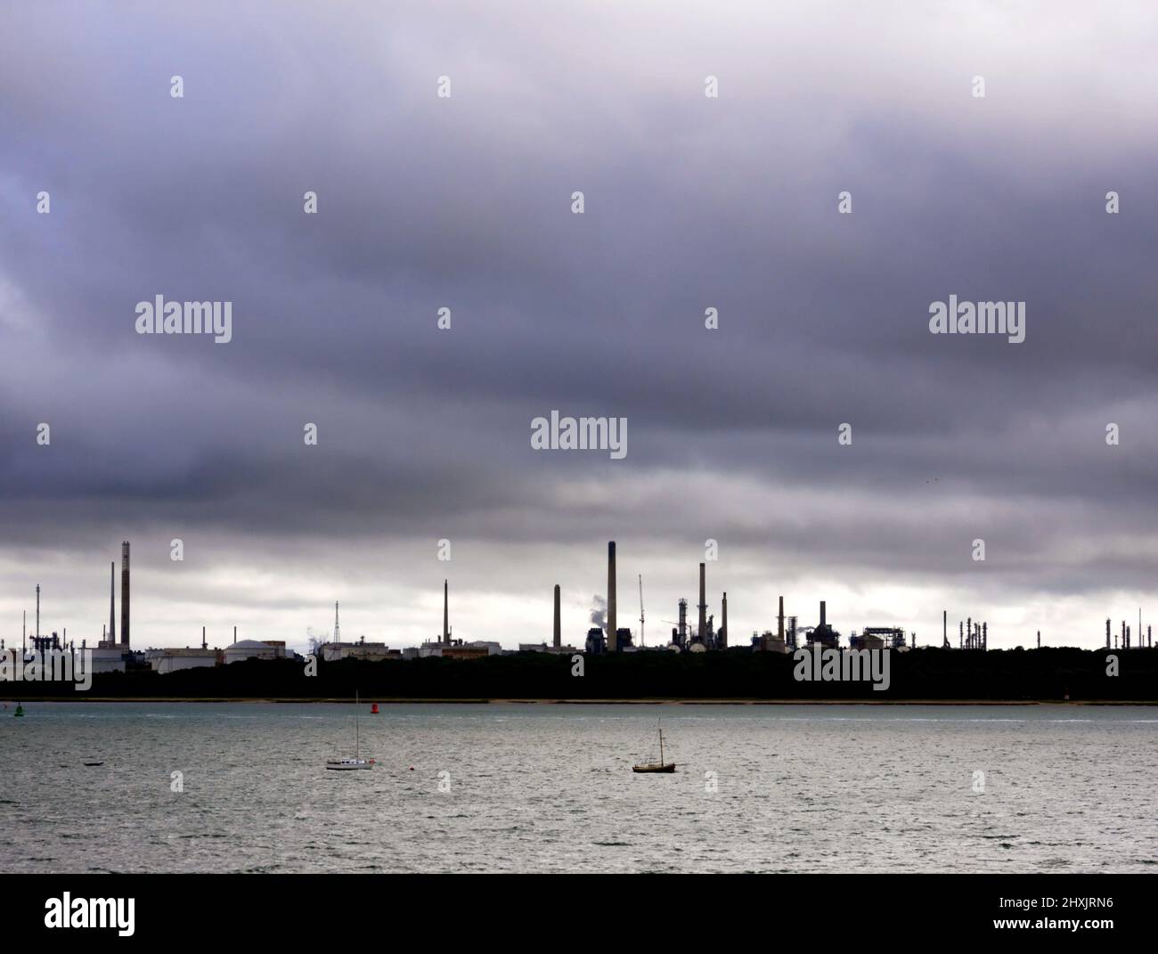 Fawley Ölraffinerie, Hampshire, von der anderen Seite des Southampton Water aus gesehen. Stockfoto