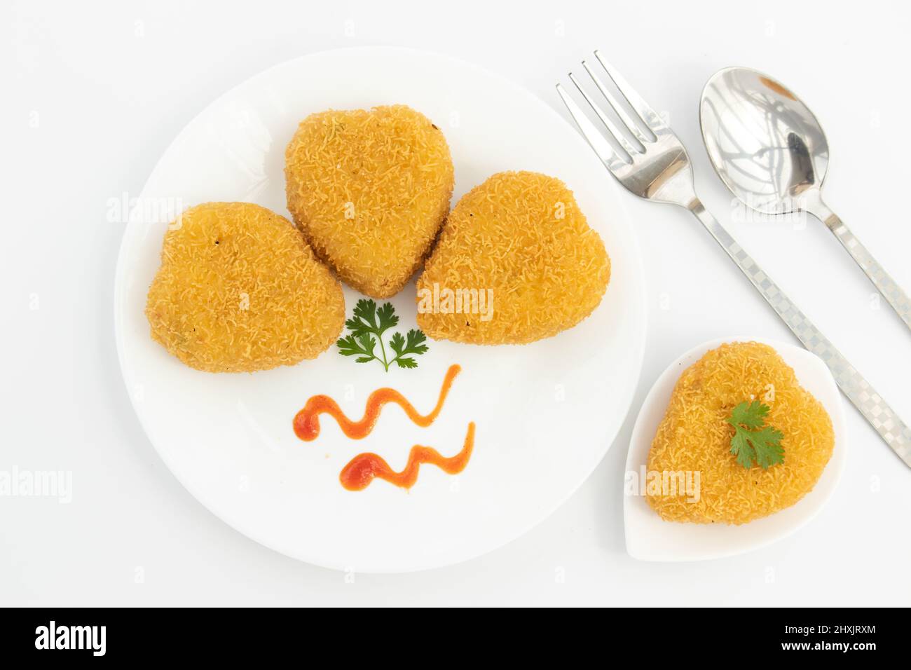 Herzform Veg Paneer Cutlet Tikki mit Bhujia Sev Beschichtung aus indischem Hüttenkäse zerbröckelte Panir Gewürze Maida Grünes Gemüse wie Karotte, B Stockfoto