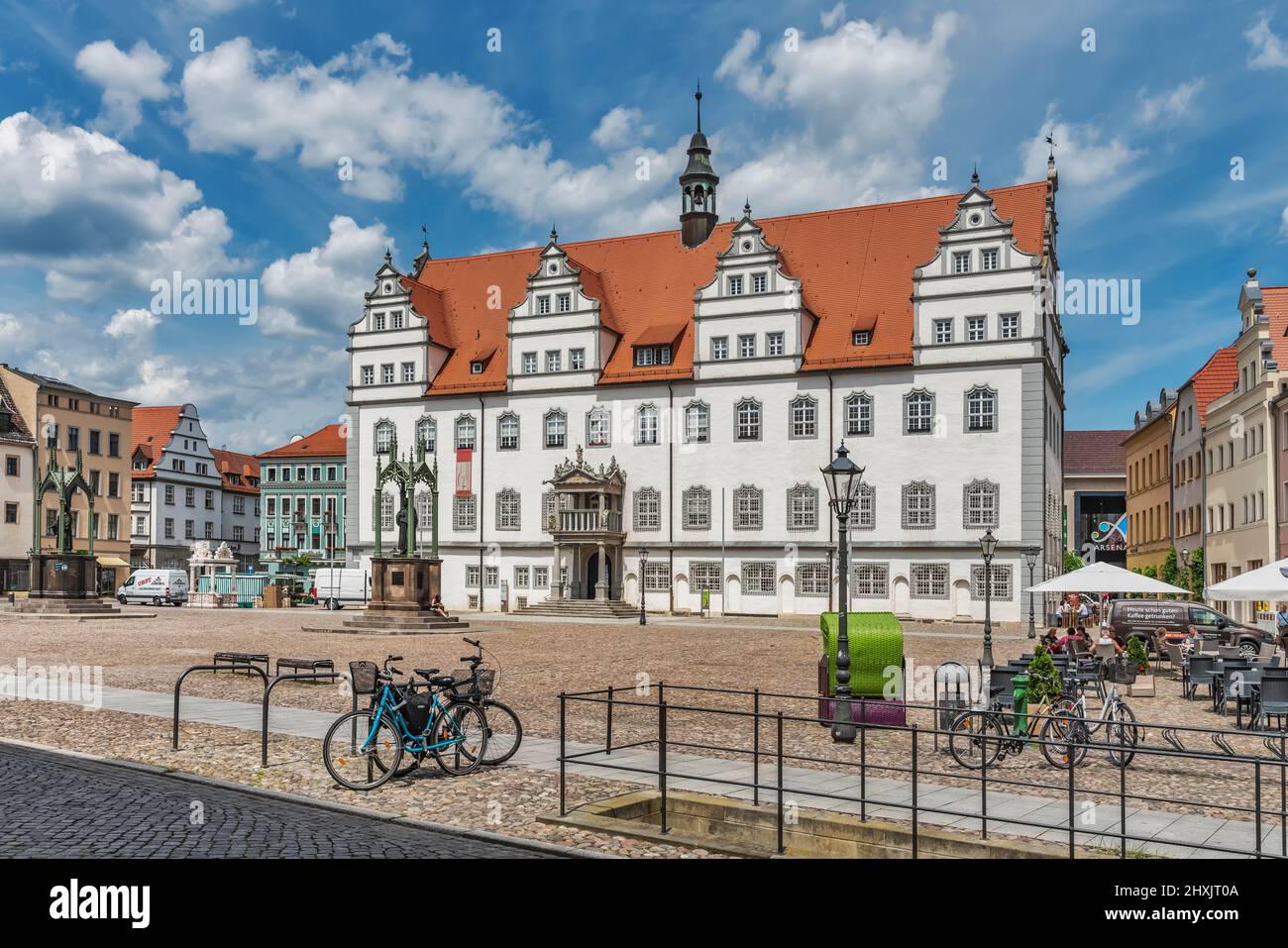 Blick über den Marktplatz von Wittenberg auf das Alte Rathaus. Das Rathaus wurde im sächsischen Renaissance-Stil bis 1541, Lutherstadt Wittenb, erbaut Stockfoto