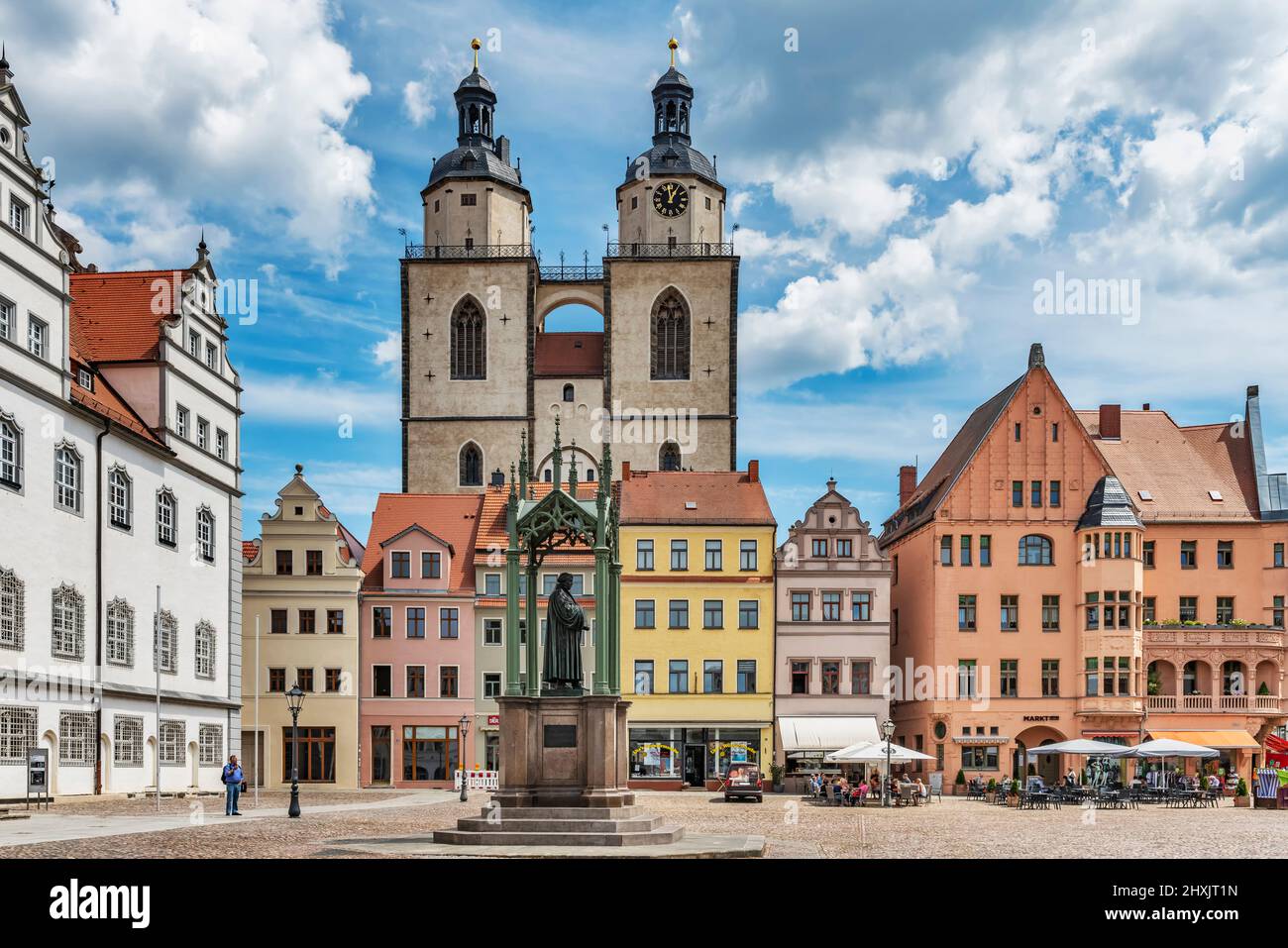 Blick über den Wittenberger Marktplatz auf das Martin-Luther-Denkmal und die Marienkirche, Lutherstadt Wittenberg, Sachsen-Anhalt, Deutschland, Europa Stockfoto