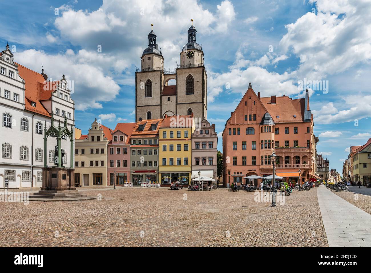 Blick über den Wittenberger Marktplatz auf das Martin-Luther-Denkmal und die Marienkirche, Lutherstadt Wittenberg, Sachsen-Anhalt, Deutschland, Europa Stockfoto