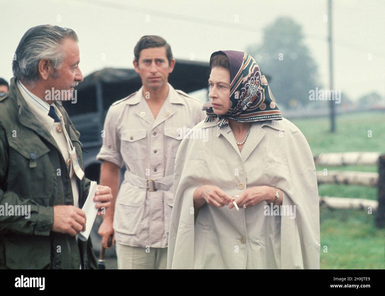 Königin Elizabeth II. (Mit Prinz Charles im Rücken), nimmt an den Olympischen Spielen 1976 in Kanada Teil.auf diesem Bild wird die Königin Prinzessin Anne beim Cross Country-Wettkampf zusehen, 3-tägiges Ereignis Aufnahme aufgenommen um den 24.. Juli 1976 Stockfoto