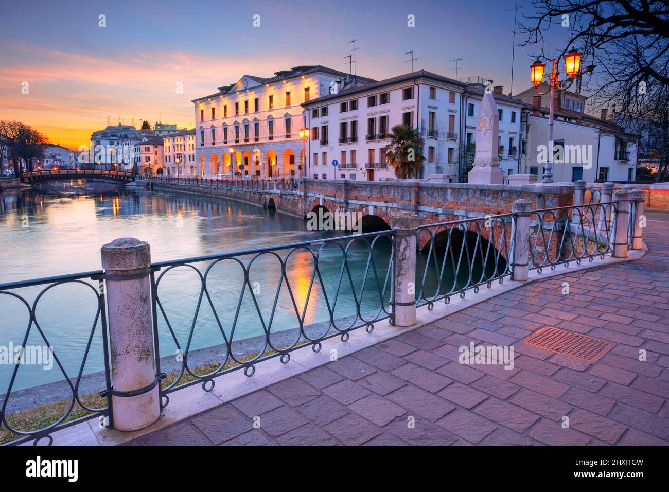 Treviso, Italien. Stadtbild von Treviso, Italien mit der Universität Padua bei Sonnenuntergang im Frühling. Stockfoto