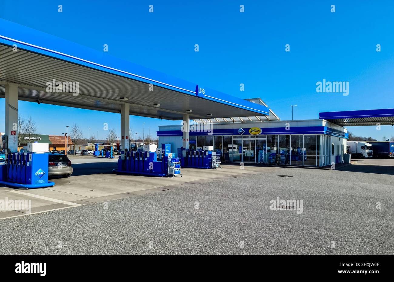 Eine Tankstelle für Benzin und Diesel der Marke ARAL an einem sonnigen Tag  in Norddeutschland Stockfotografie - Alamy