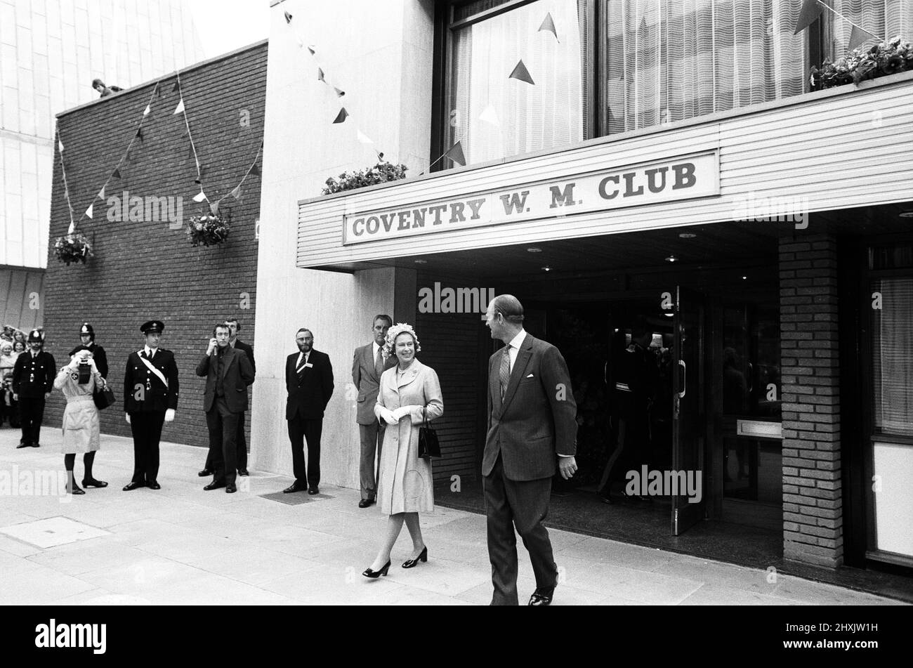 Königin Elizabeth II. Während ihres Besuchs in Coventry, West Midlands, für ihre Silver Jubilee Tour. Die Königin und Prinz Philip, Herzog von Edinburgh, sind vor dem Coventry Working Mens Club abgebildet. 27.. Juli 1977 Stockfoto