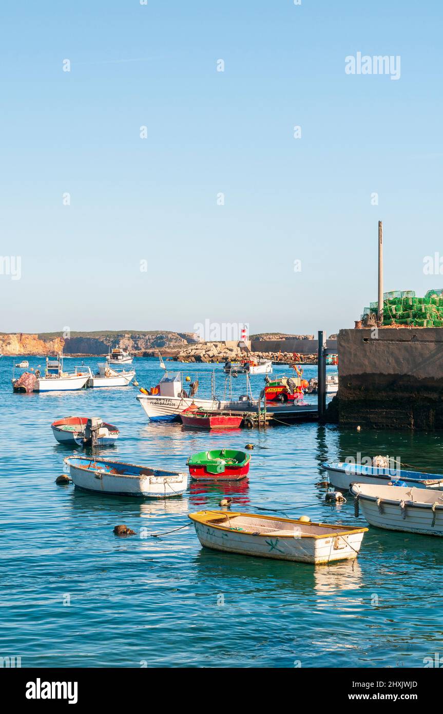 Bunte Fischerboote im Hafen von Porto da Baleeira an der portugiesischen Algarve Stockfoto